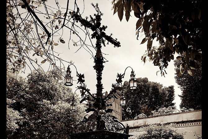 "Seville: Love At First Sight" Private Tour - Maria Luisa Park and Plaza de España: classic postcards, better context