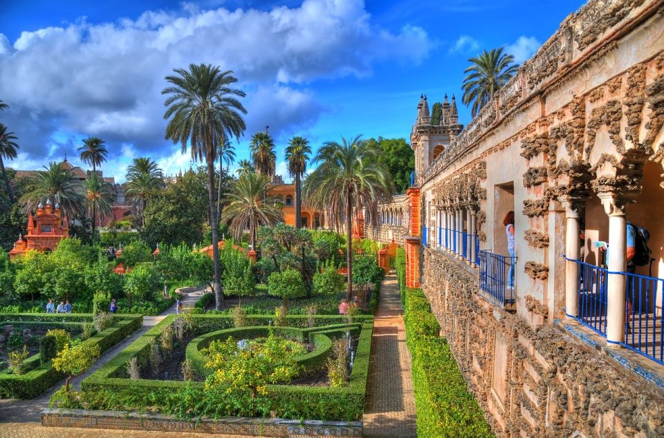 Seville: Real Alcazar of Seville Guided Tour and Ticket - Architecture you can spot: Mercury pond and the palace water vibe