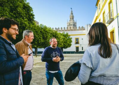 Seville: Small-Group Jewish Quarter Discovery Walking Tour - The walk through Plaza del Triunfo to Patio de Banderas