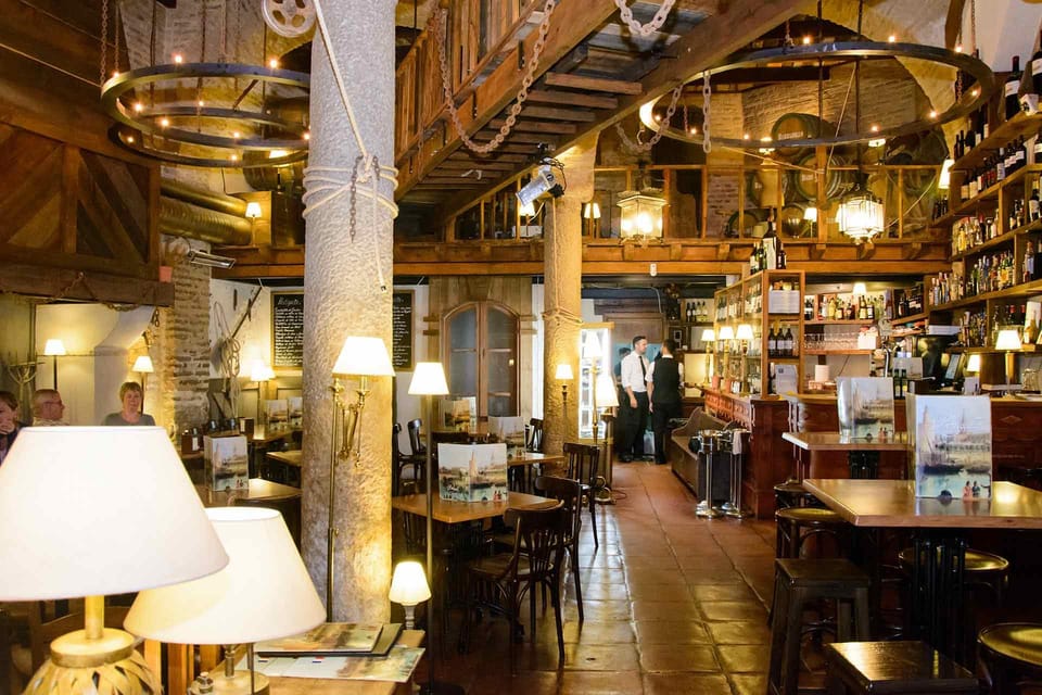 Seville: Tapas Dinner and Flamenco Show - Key things you’ll notice right away