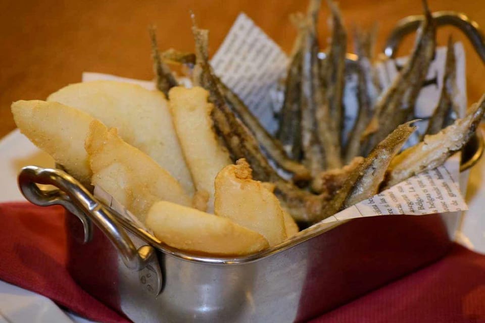 Seville: Tapas Dinner and Flamenco Show - Arenal quarter evenings: dinner first, show second
