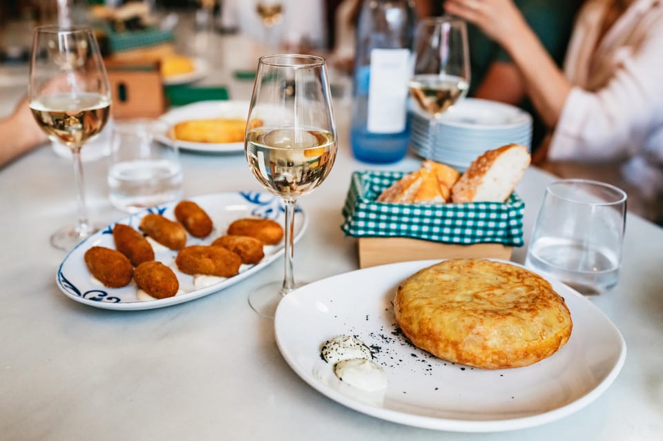 Seville: Tapas, Taverns and History Guided Walking Tour - Bodeguita Antonio Romero Arfe: The Big Sit-Down Dinner Moment