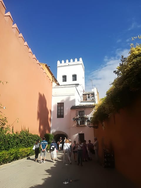Seville: Tiny-Group Jewish Quarter Discovery Walking Tour - Patio de Banderas: when architecture becomes part of the story