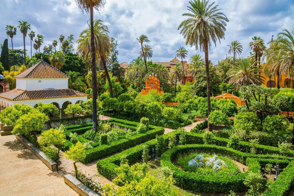 Seville: Tour Alcázar, Cathedral & Giralda Priority Access - The guide effect: clear explanations and different language vibes
