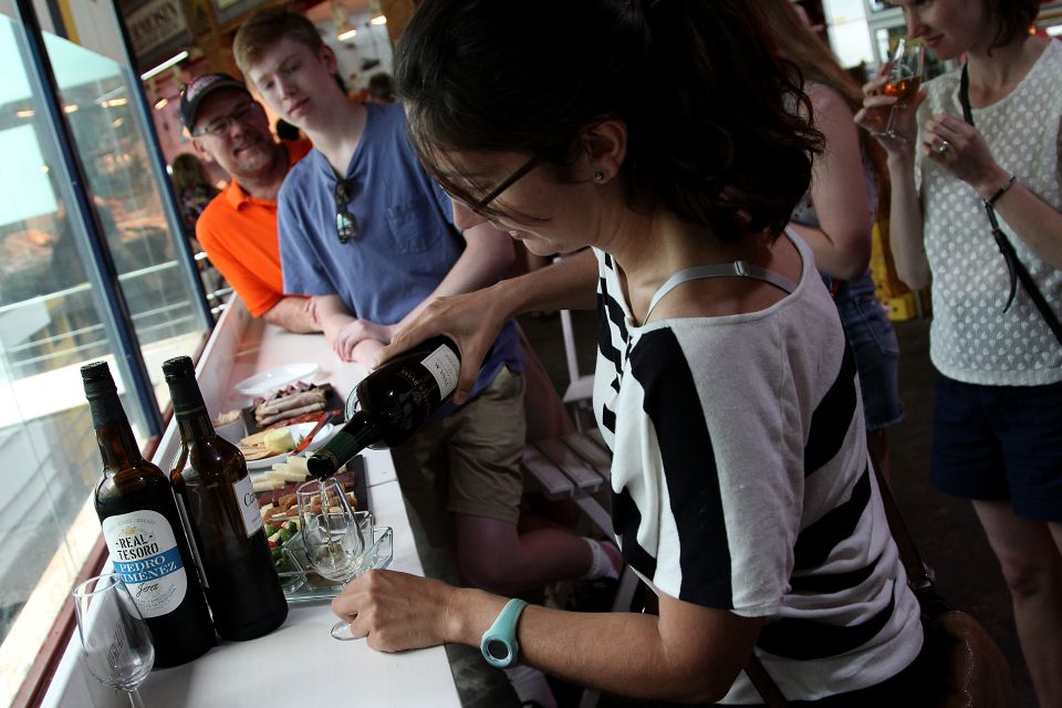 Seville: Triana Market Tour with Tastings - Small-group format: easier questions in a crowded market