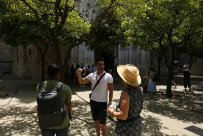 Seville, walk through the heart of the city - Barrio Santa Cruz: the neighborhood where history shows up in alleys