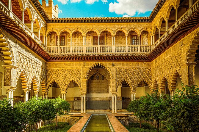 Skip the Line Seville Alcázar, Cathedral & Giralda Guided Tour - Puerta del León: The Alcázar’s Grand Welcome