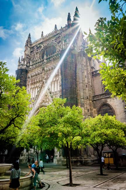 Tour Sevilla de las 3 Culturas - Judería streets and Santa Cruz: arches, legends, and coexistence