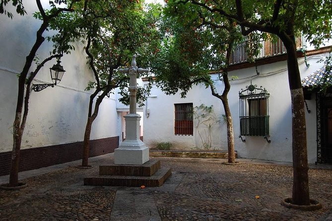 Walking tour through the old Jewish quarter of Santa Cruz. - Timing and Pace: 90 Minutes in the Old Quarter Without Overplanning